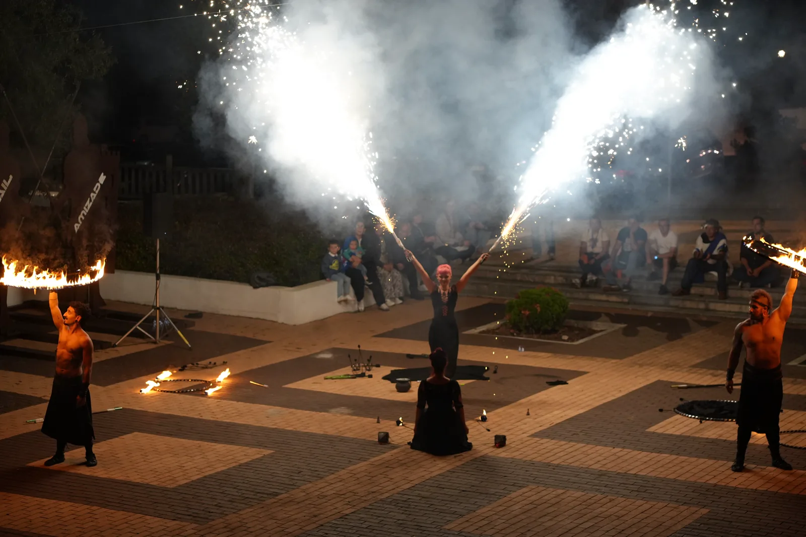 Coreografia com círculos de fogo no Fórum Romano