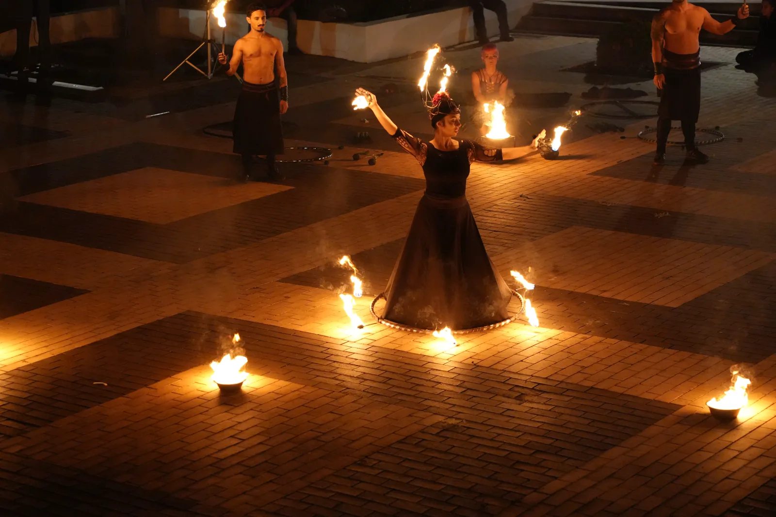 Artistas de fogo no espetáculo noturno