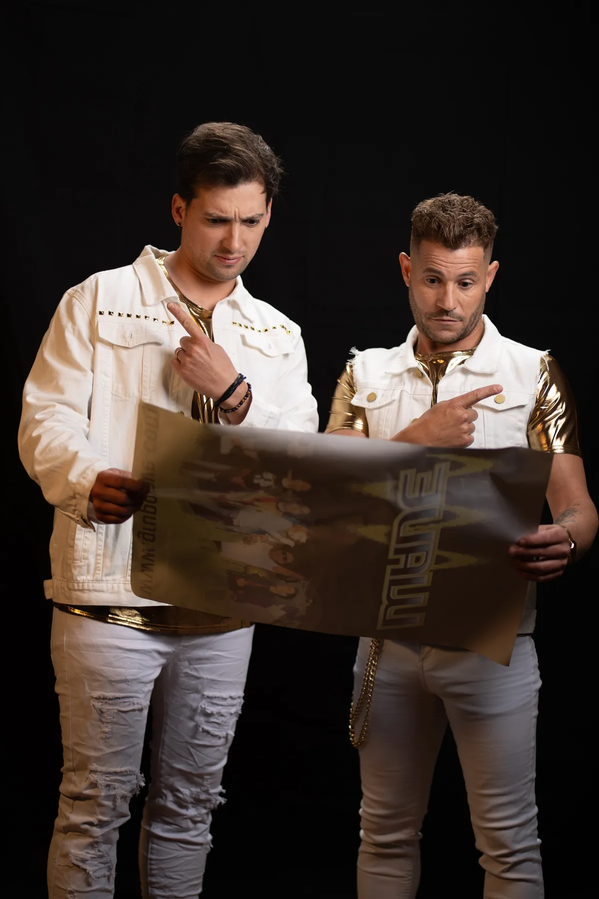 Dois elementos do Grupo Wave a observar um cartaz durante a sessão