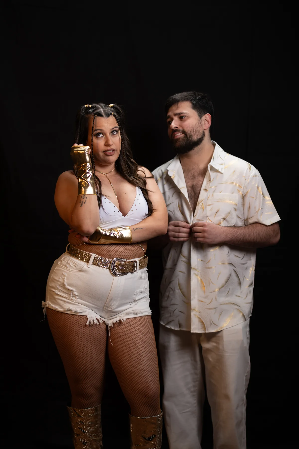 Dois elementos do Grupo Wave numa pose descontraída em estúdio
