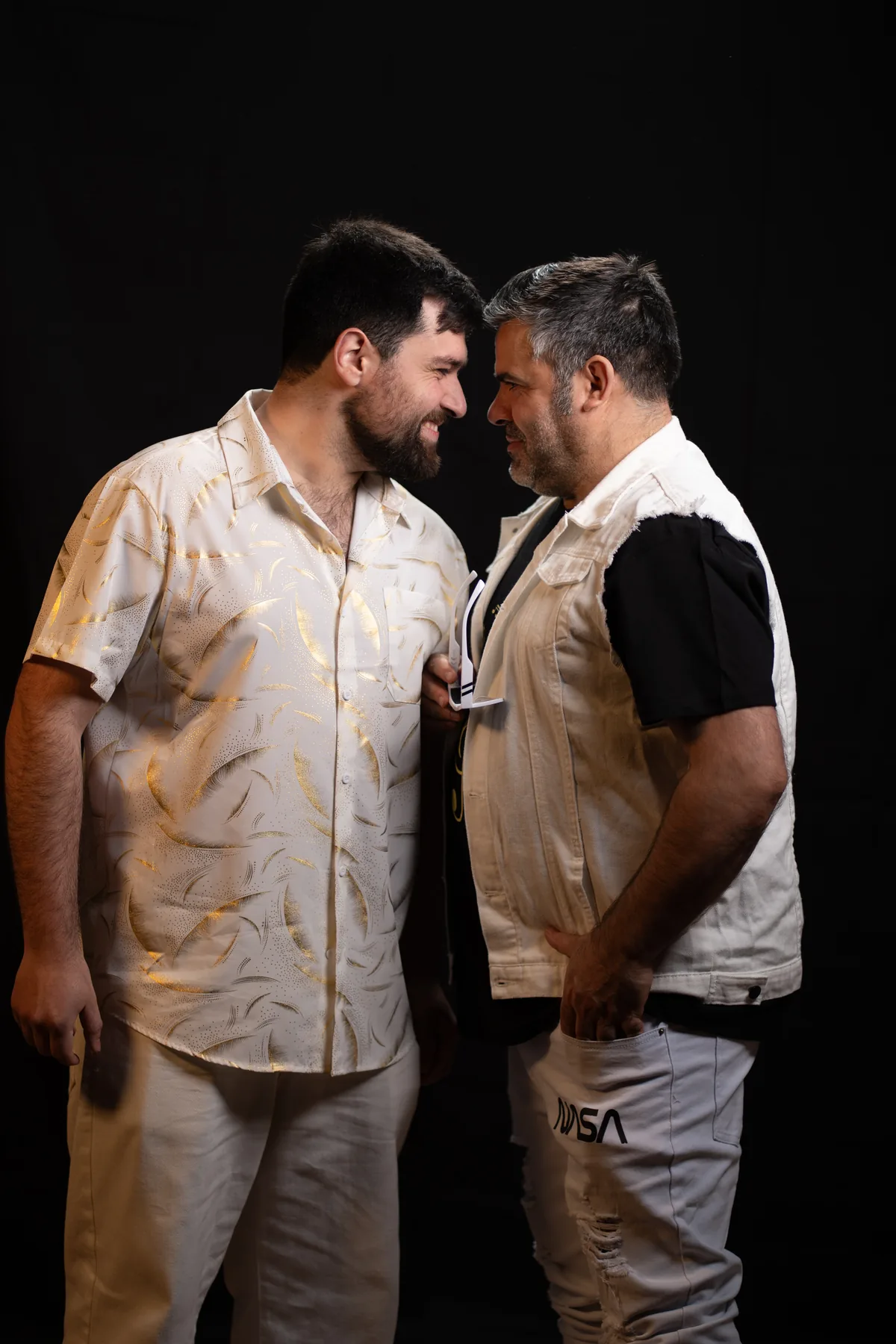 Dois elementos do Grupo Wave frente a frente em estúdio