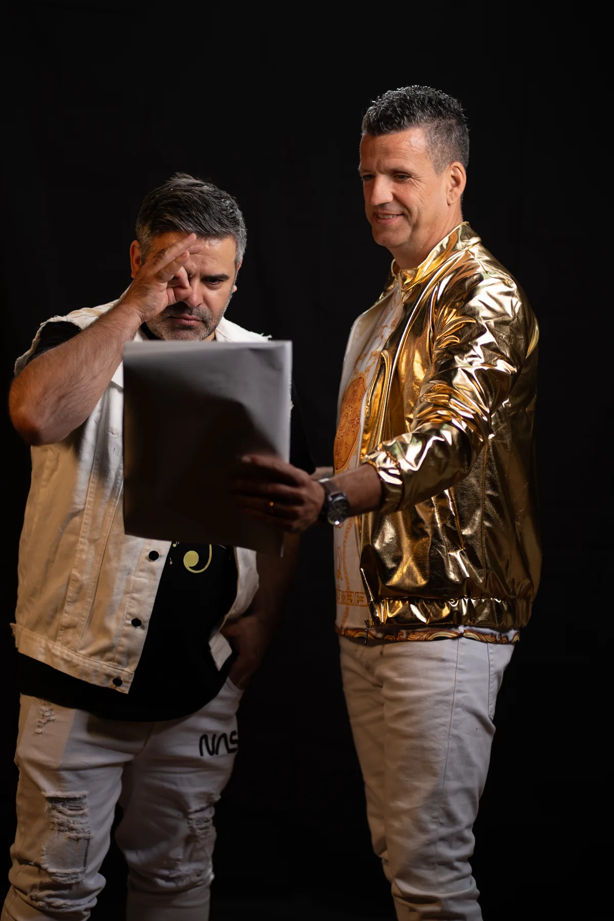 Dois elementos do Grupo Wave a analisar uma imagem da banda