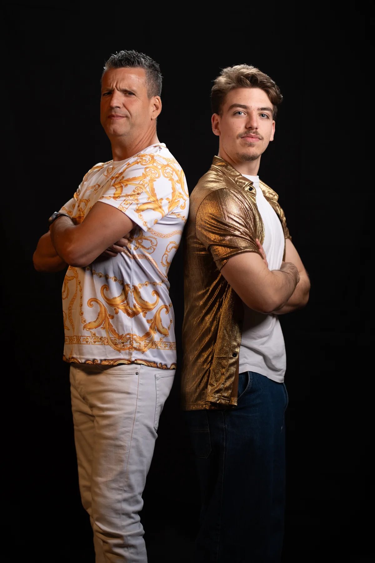Dois elementos do Grupo Wave fotografados costas com costas